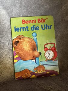 Benni Bär lernt die Uhr